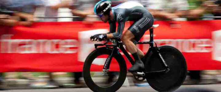 Dynamic shot of a cyclist competing in a fast-paced cycling event, showcasing speed and athleticism., tags: velocità - pexel